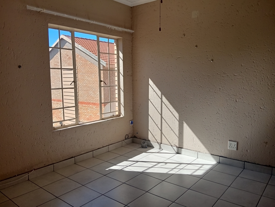 To Let 2 Bedroom Property for Rent in Waterval East North West